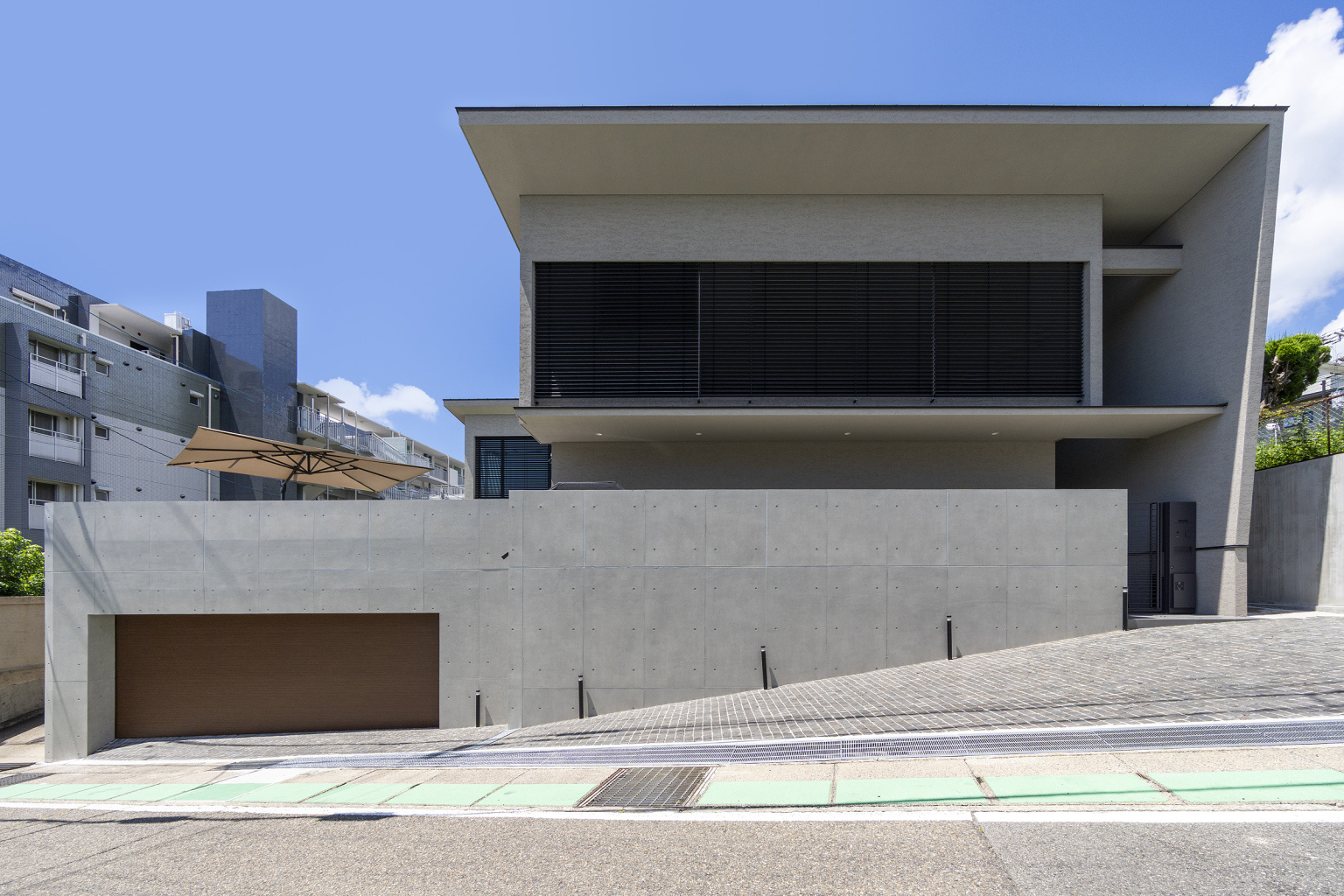 直線が生む落ち着きと品格の佇まい