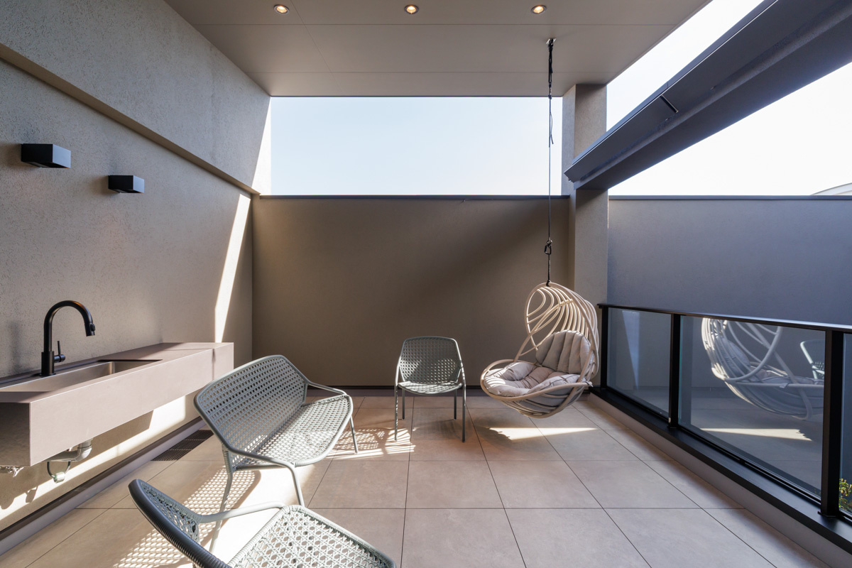 屋根付きで快適に楽しめるバルコニー・テラス