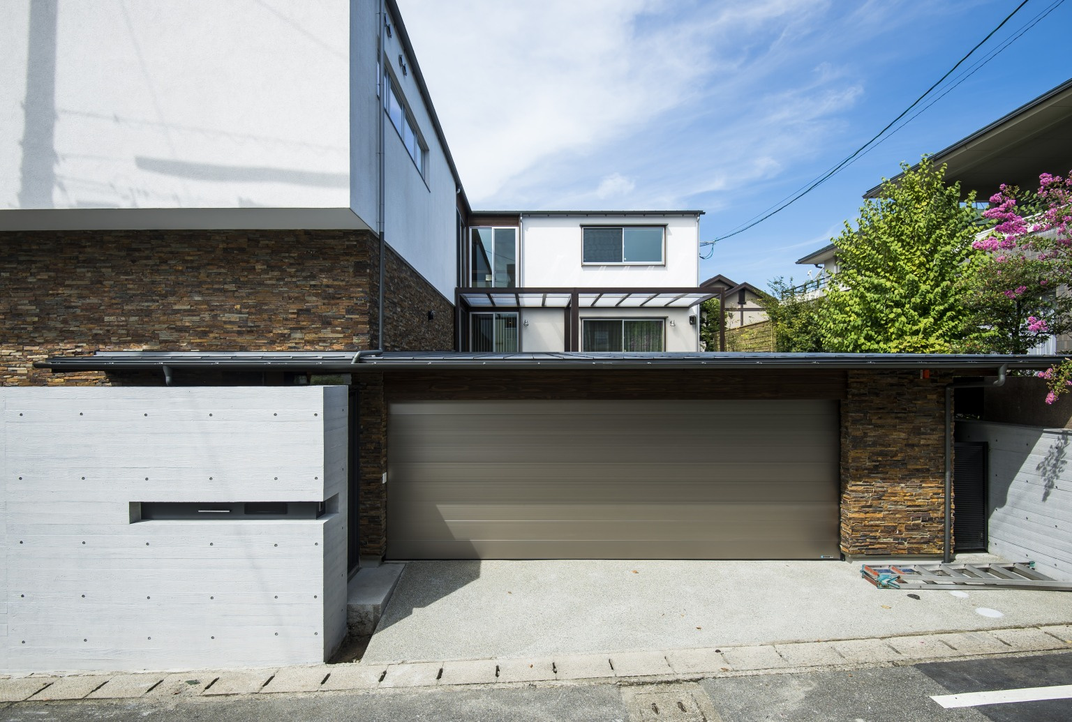 【熊本】ゆとりのあるビルトインガレージが目を引く住まい。