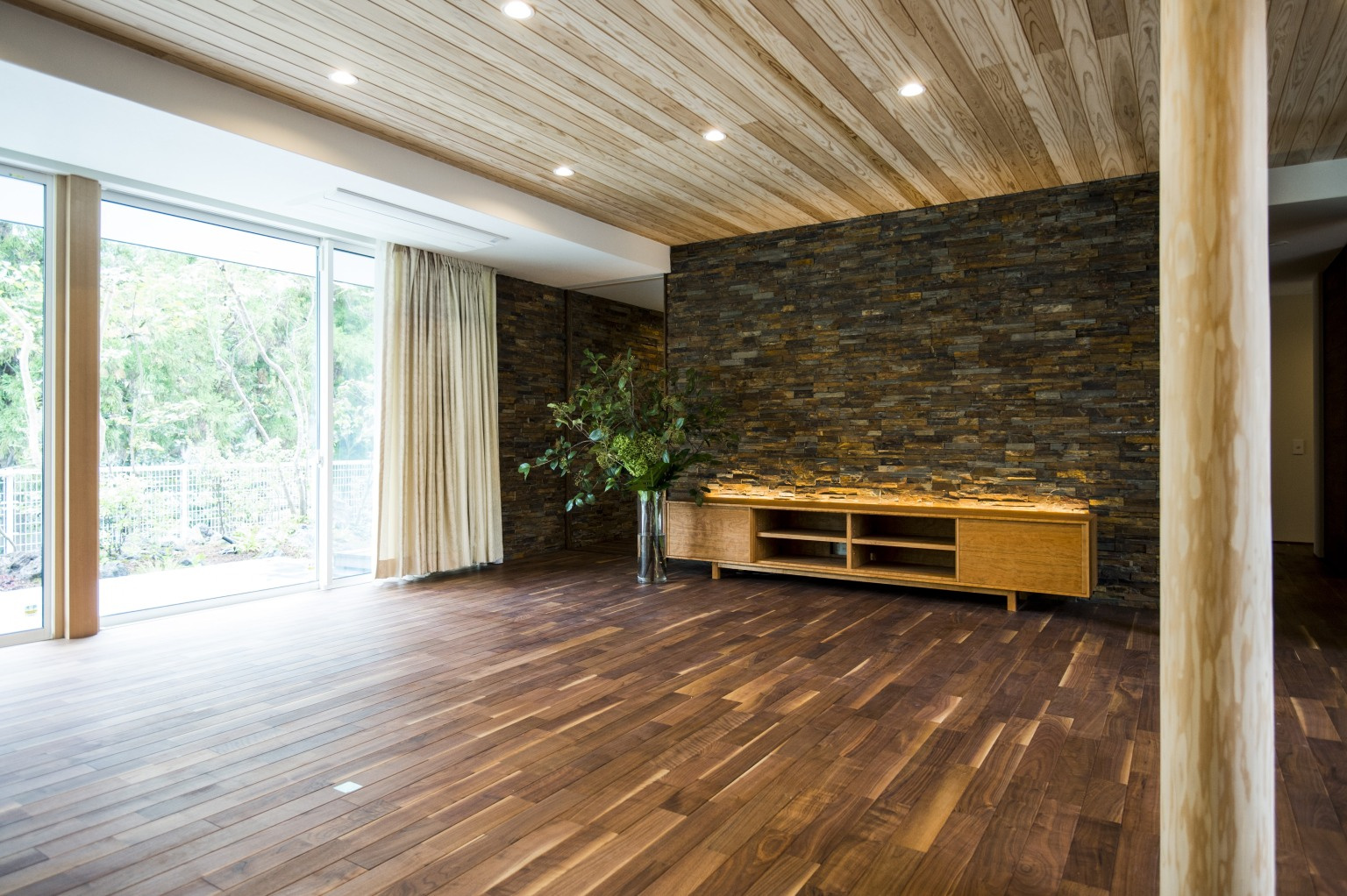 庭やキッチンとのつながりが美しいリビング