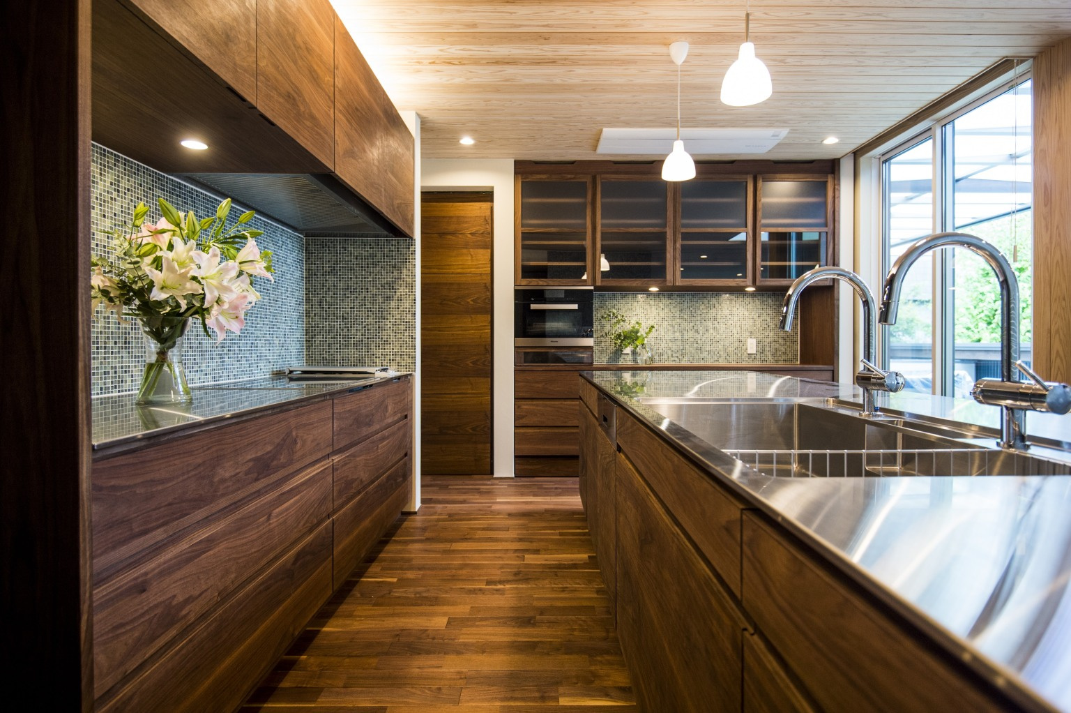 美しい木目が目を惹くオーダーキッチン