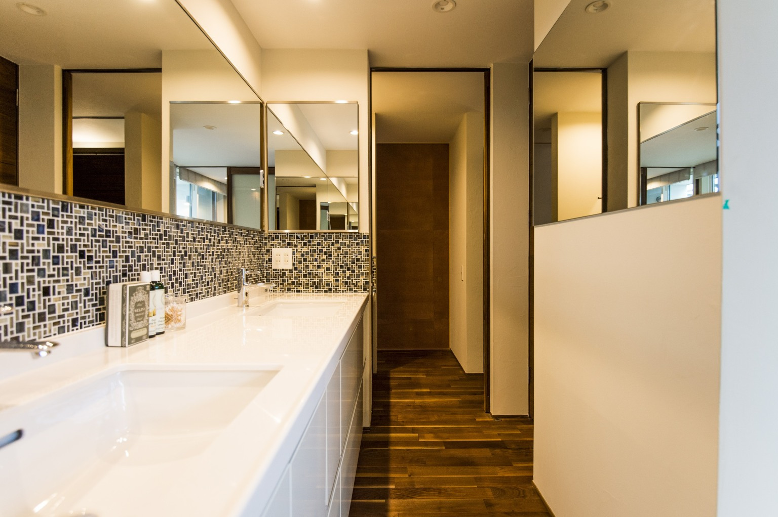 シックなタイルが印象的なゆとりのある洗面室