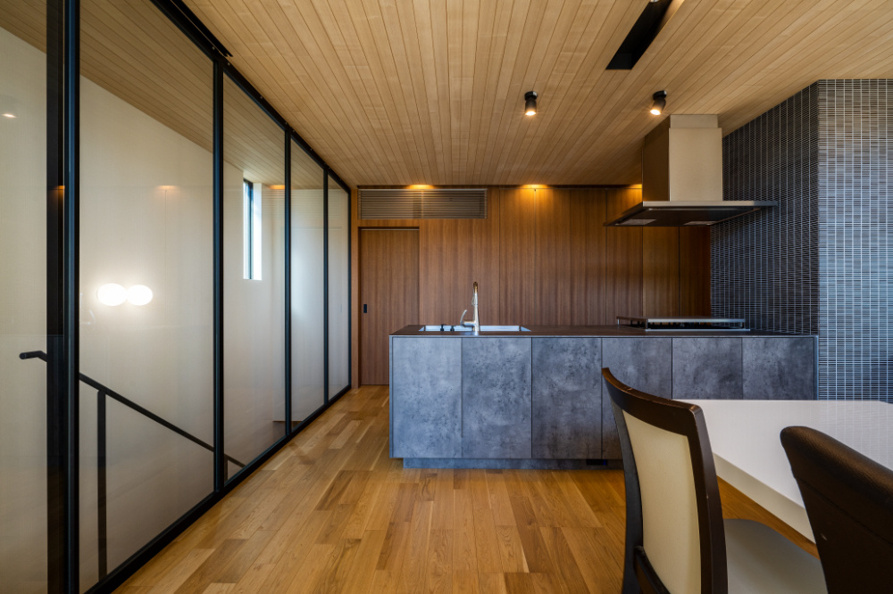 【神戸】空間のラインやバランスを整えたダイニングキッチン