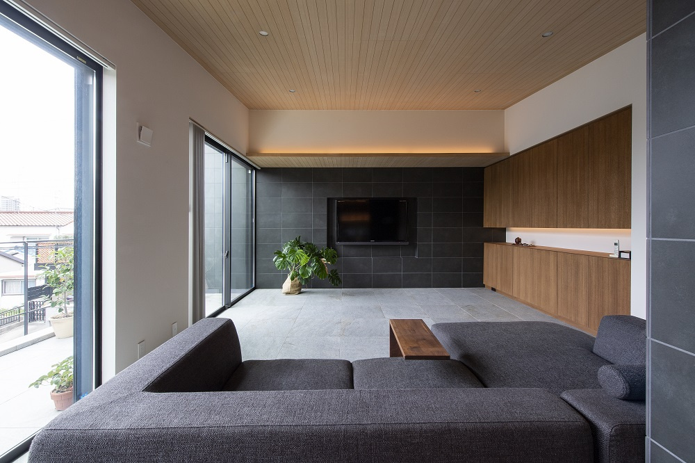 【神戸】重厚感を持たせながら柔らかい雰囲気をつくるリビング