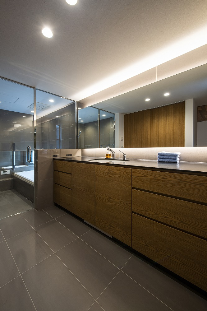 【神戸】バスルームに続く高級感のあるパウダリールーム