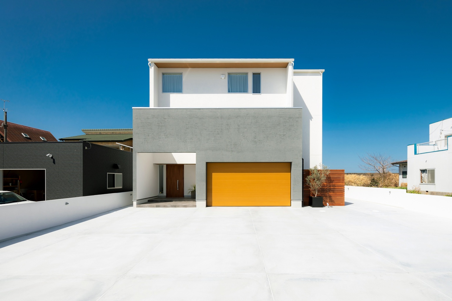 ガレージと外壁は左官による塗り仕上げ