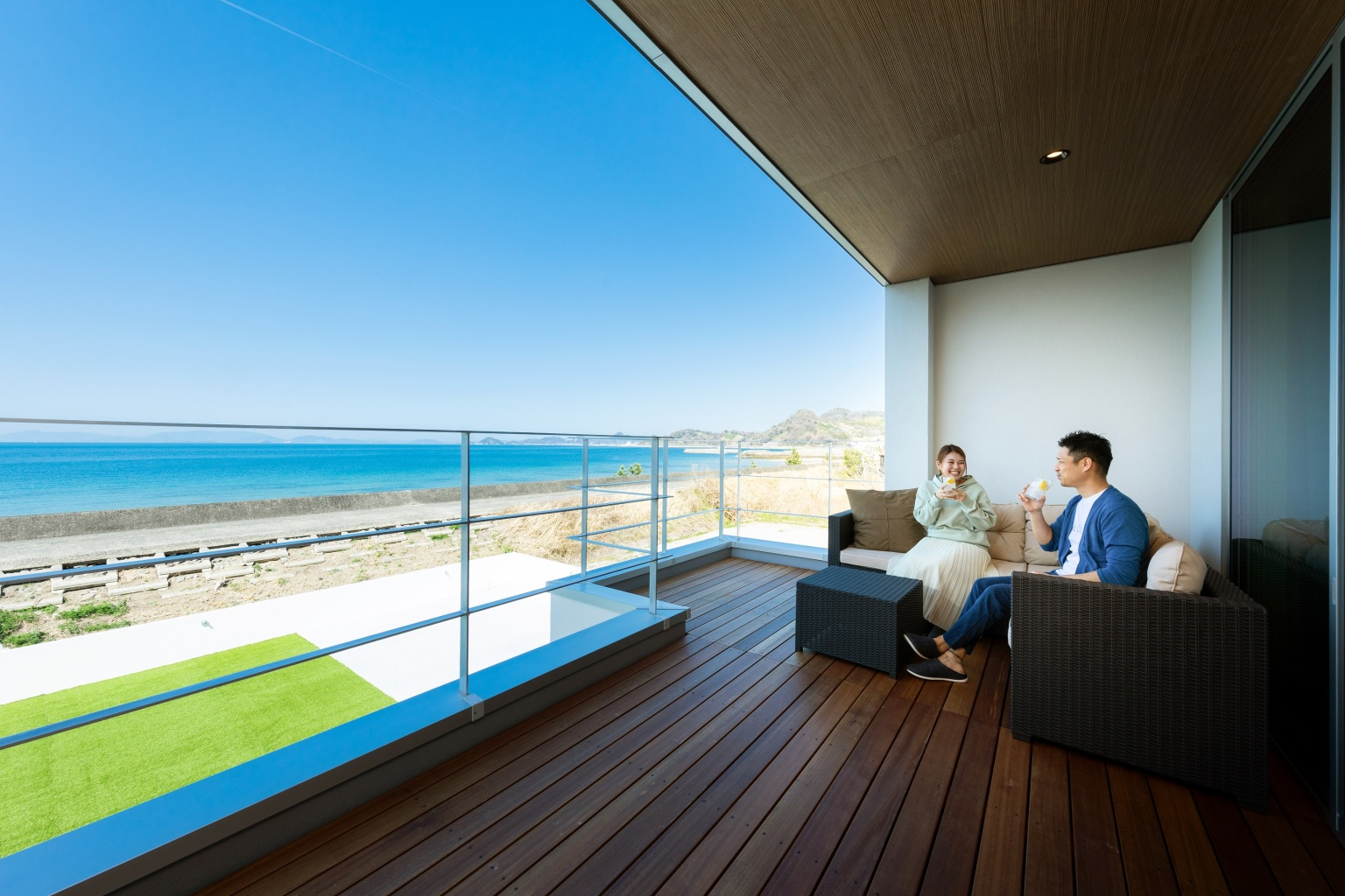 浮遊感のあるウッドデッキ