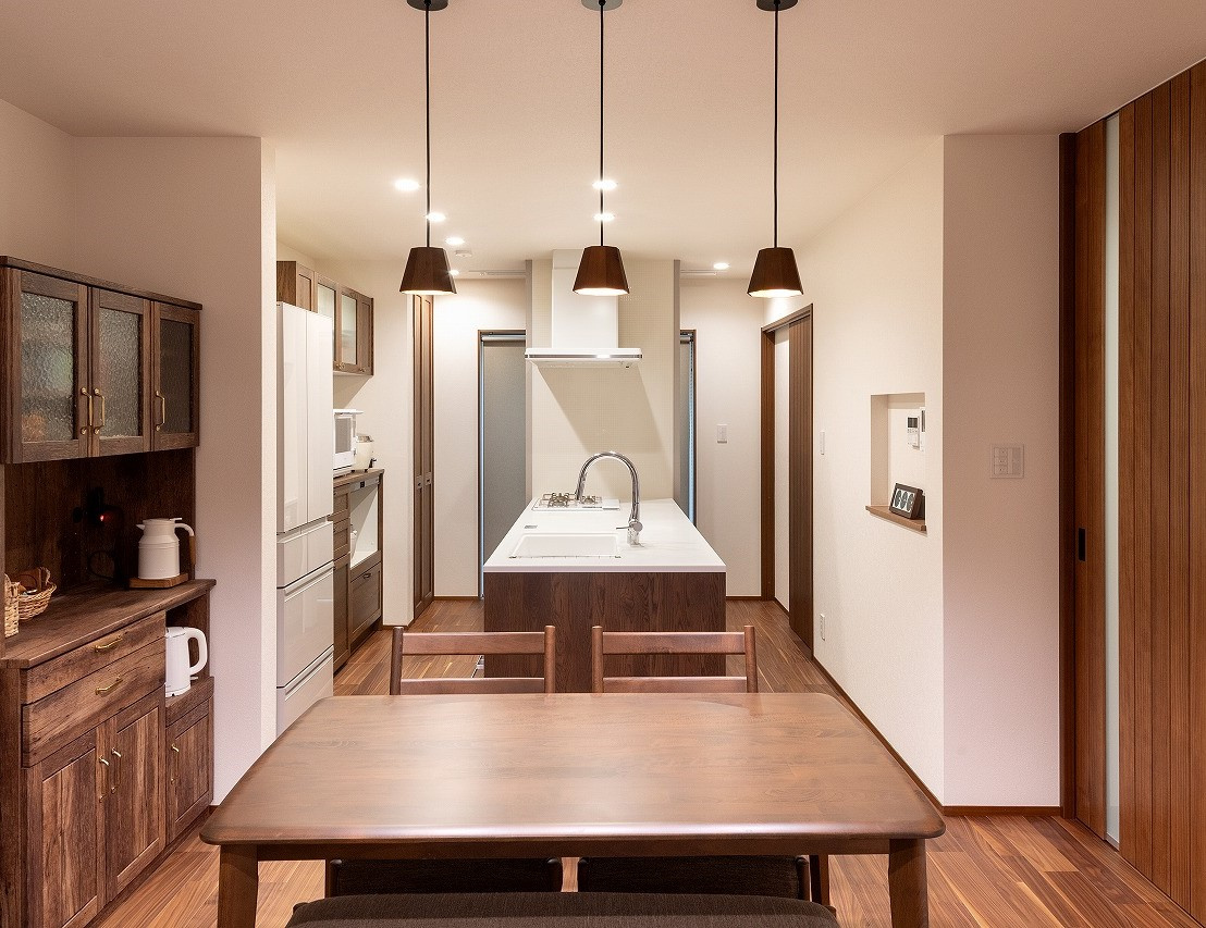 木に包まれる心地よさ。落ち着きと大正ロマンが織りなす、温もりを感じる暮らし