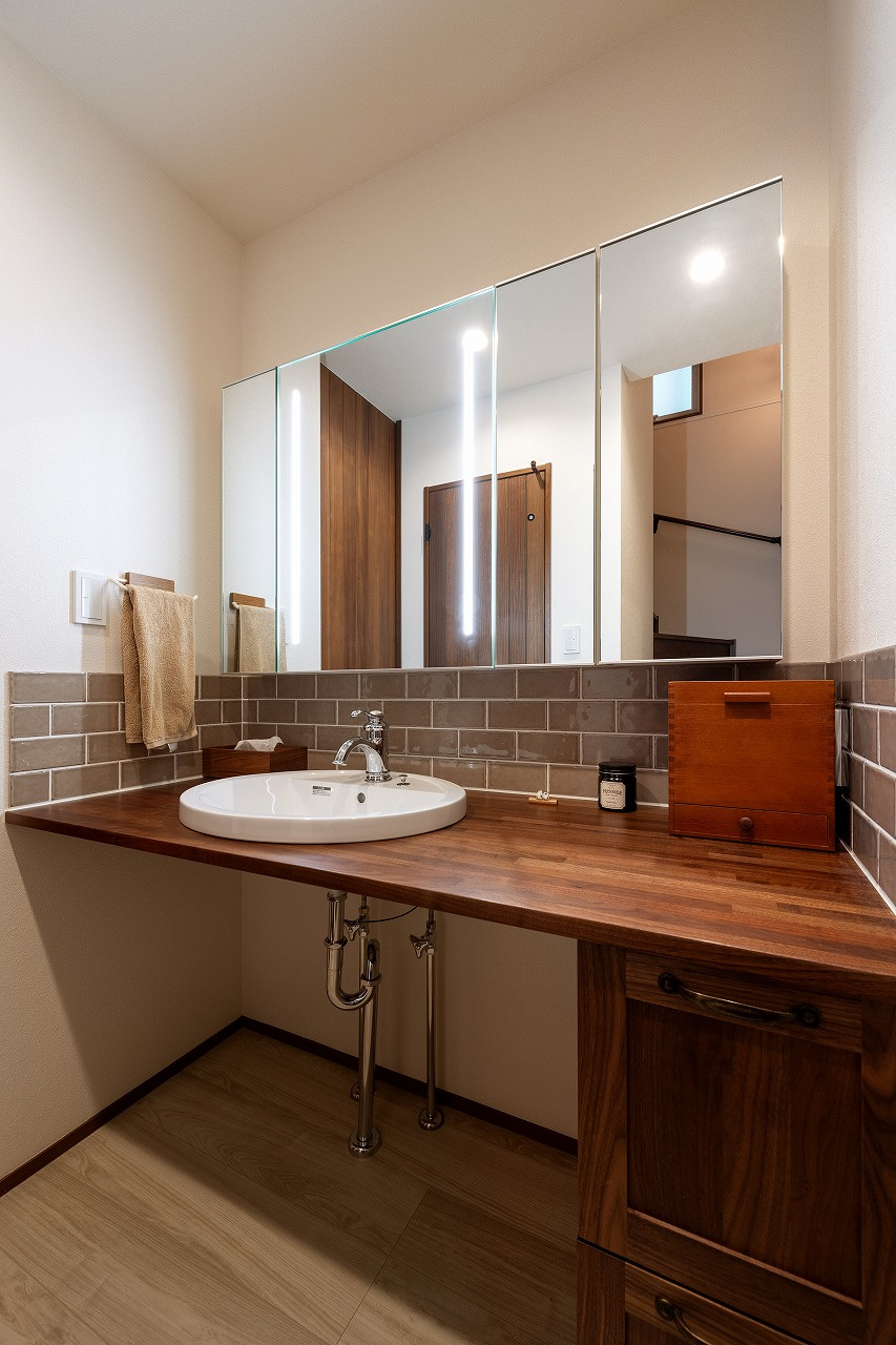 無垢の木を使う幅広洗面台