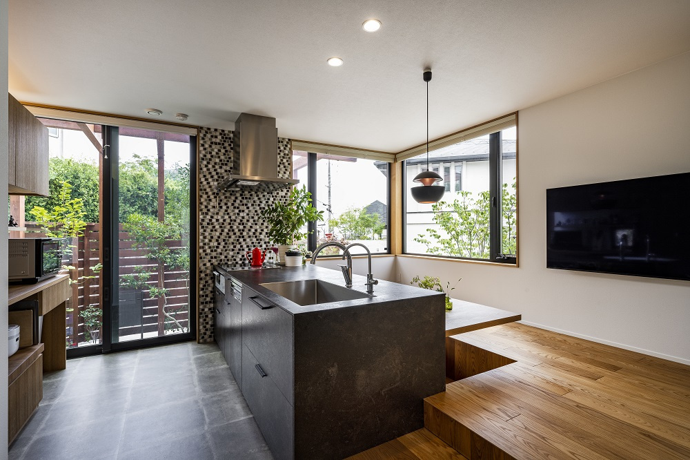 【神戸】素材感をバランス良く取り入れたダイニングキッチン