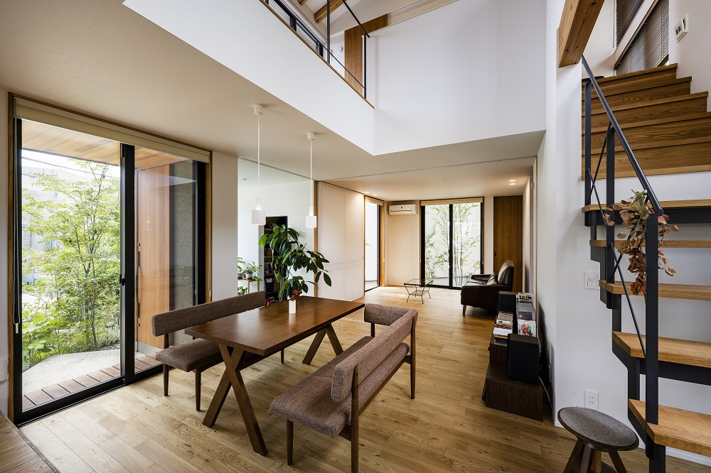 【神戸】吹き抜けのある開放的なリビング