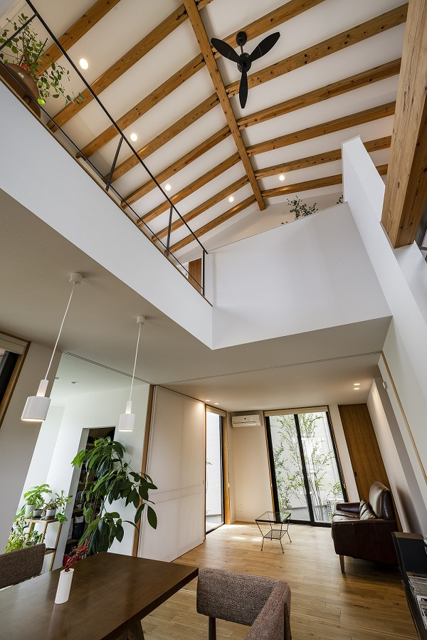 【神戸】吹き抜けのある開放的なリビング