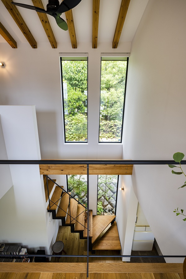 【神戸】景色の真ん中を登り降りする吹き抜けの階段