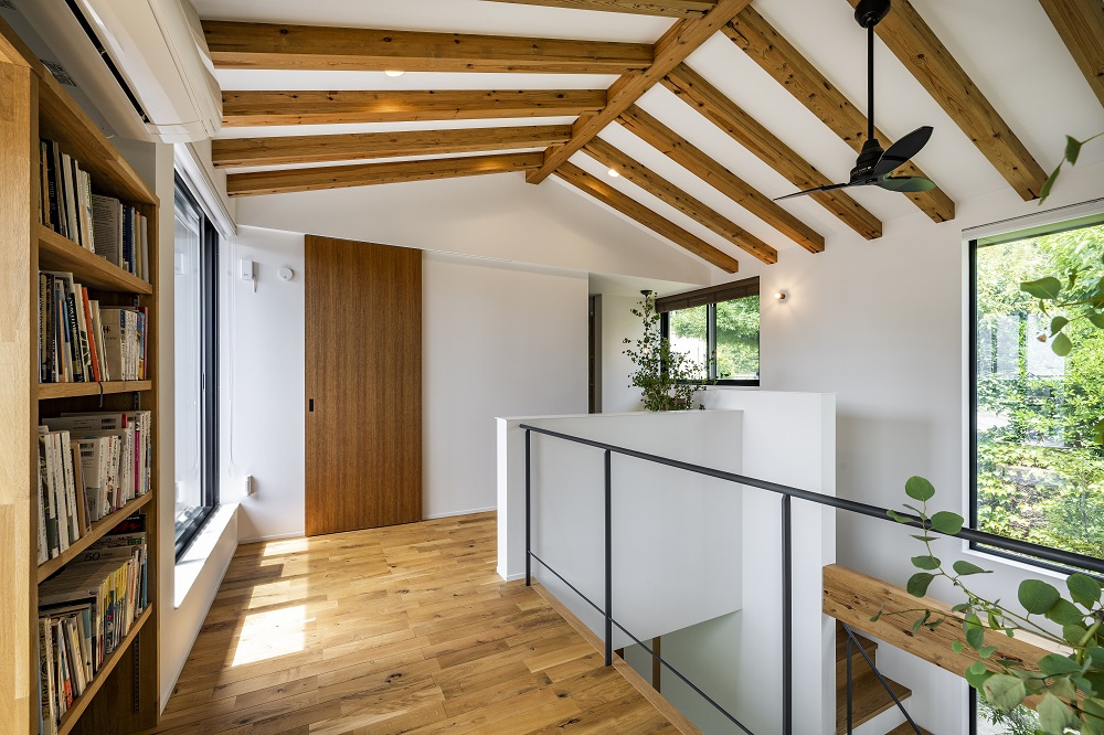 【神戸】額縁のような窓から緑を眺めるスタディースペース