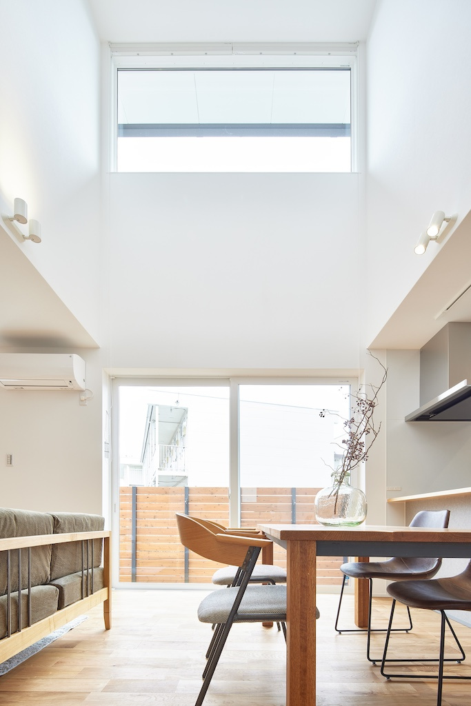 空へひらく窓が、心を軽くする家