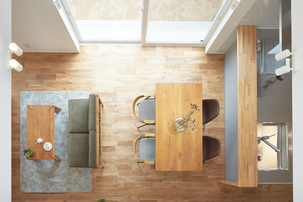 吹き抜けからは、光あふれるLDKが見える