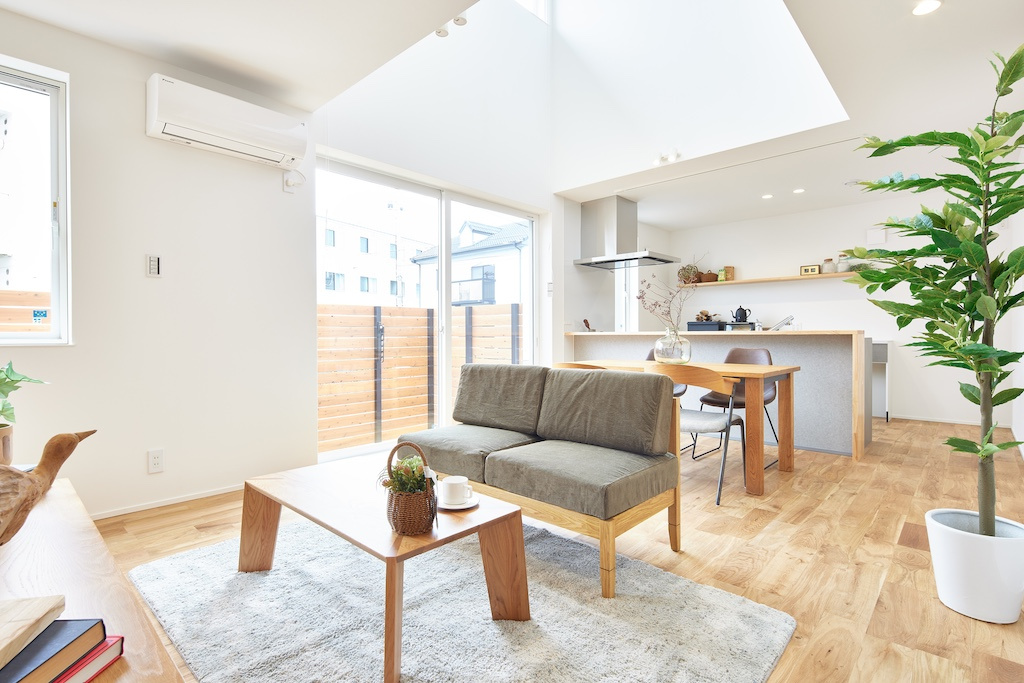 木の温もりに包まれる、明るく開放的なリビング