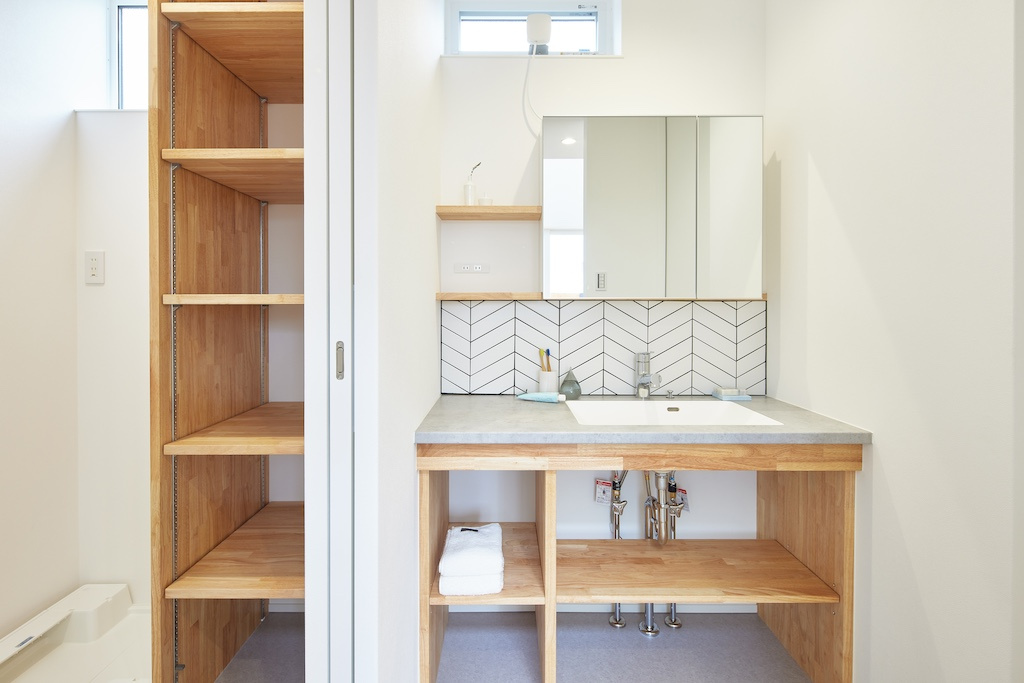 朝の光に包まれる、タイルが映える造作洗面