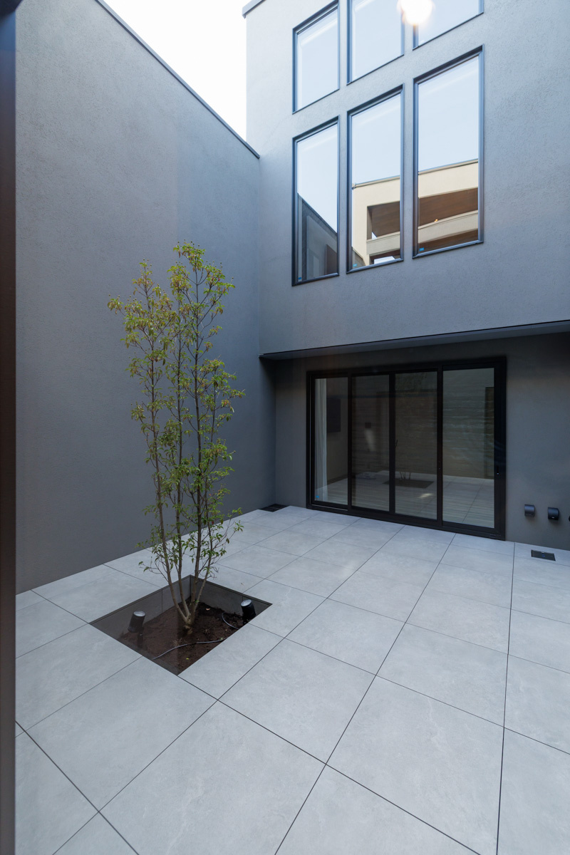 手入れが簡単で四季を楽しめる中庭