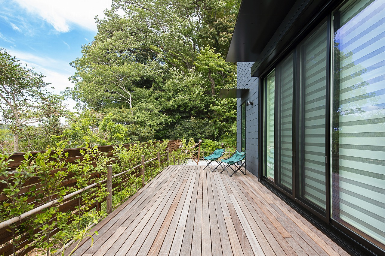 湖畔の雑木林に馴染んで佇む 上下完全分離型の二世帯住宅