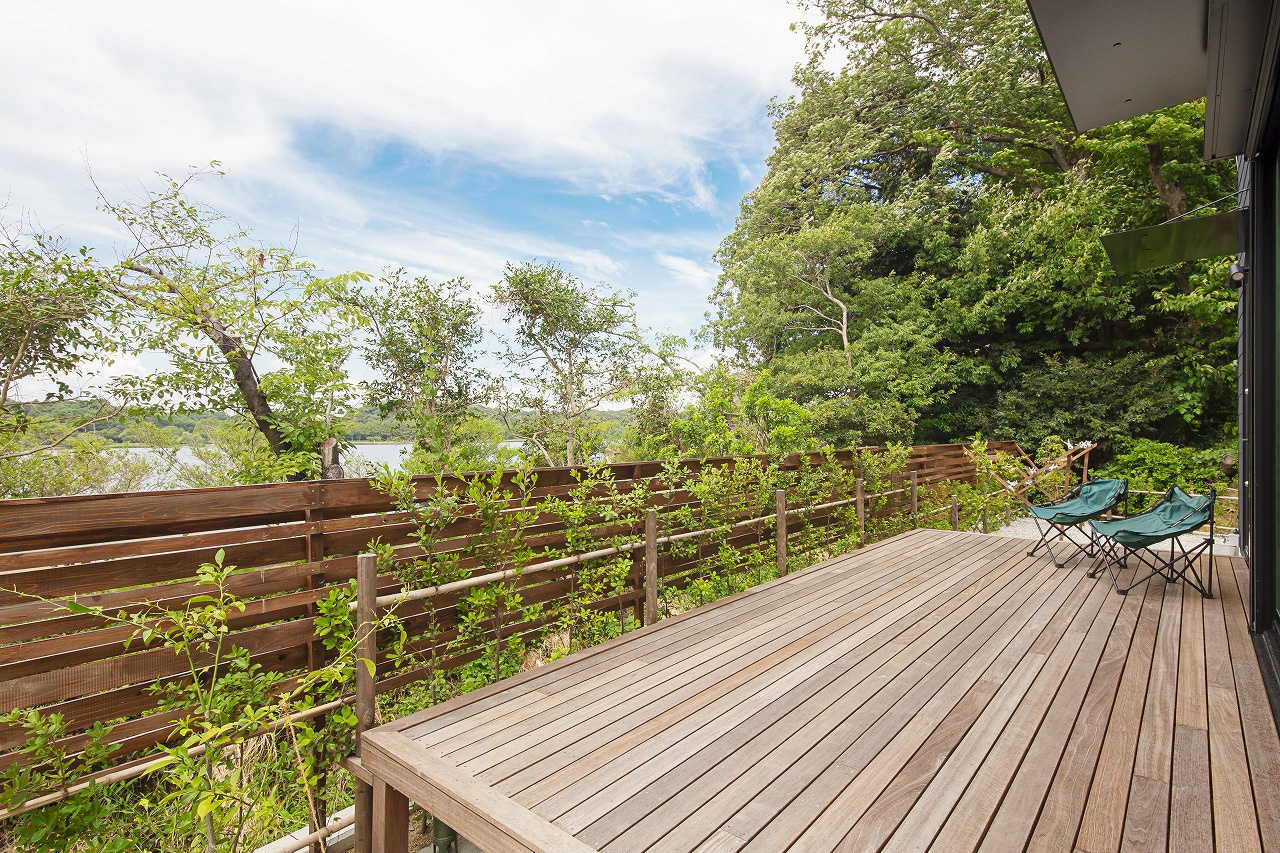 湖畔の雑木林に馴染んで佇む 上下完全分離型の二世帯住宅