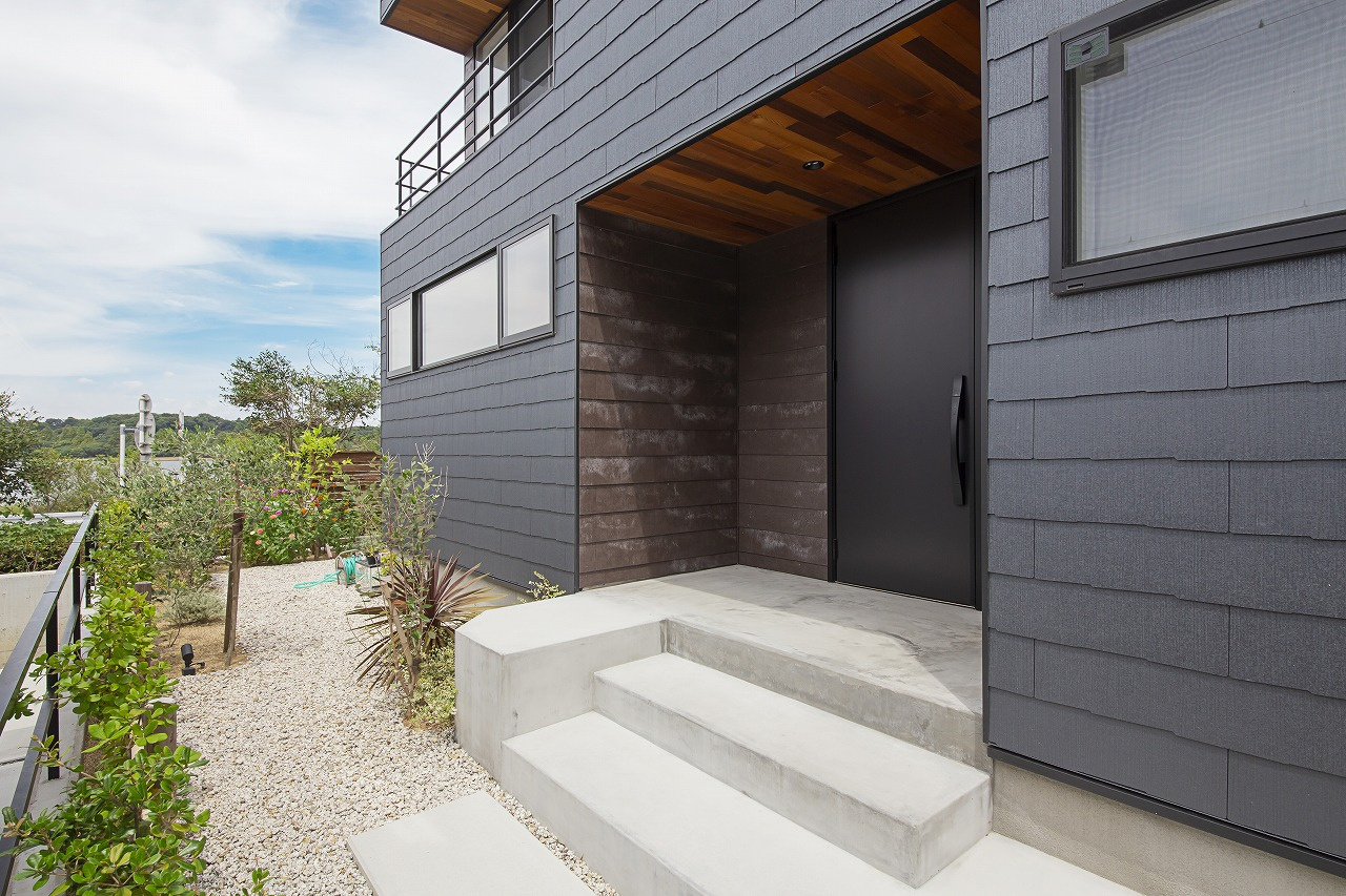 湖畔の雑木林に馴染んで佇む 上下完全分離型の二世帯住宅