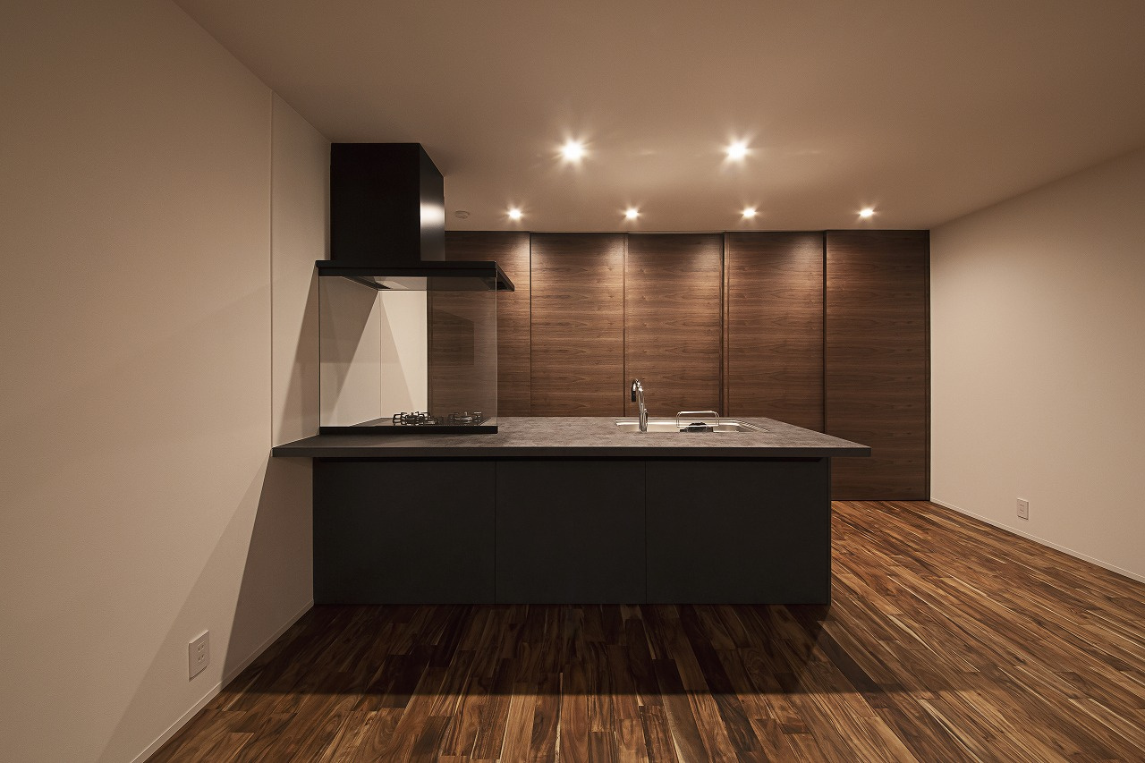 【浜松市】湖畔の雑木林に馴染んで佇む 上下完全分離型の二世帯住宅