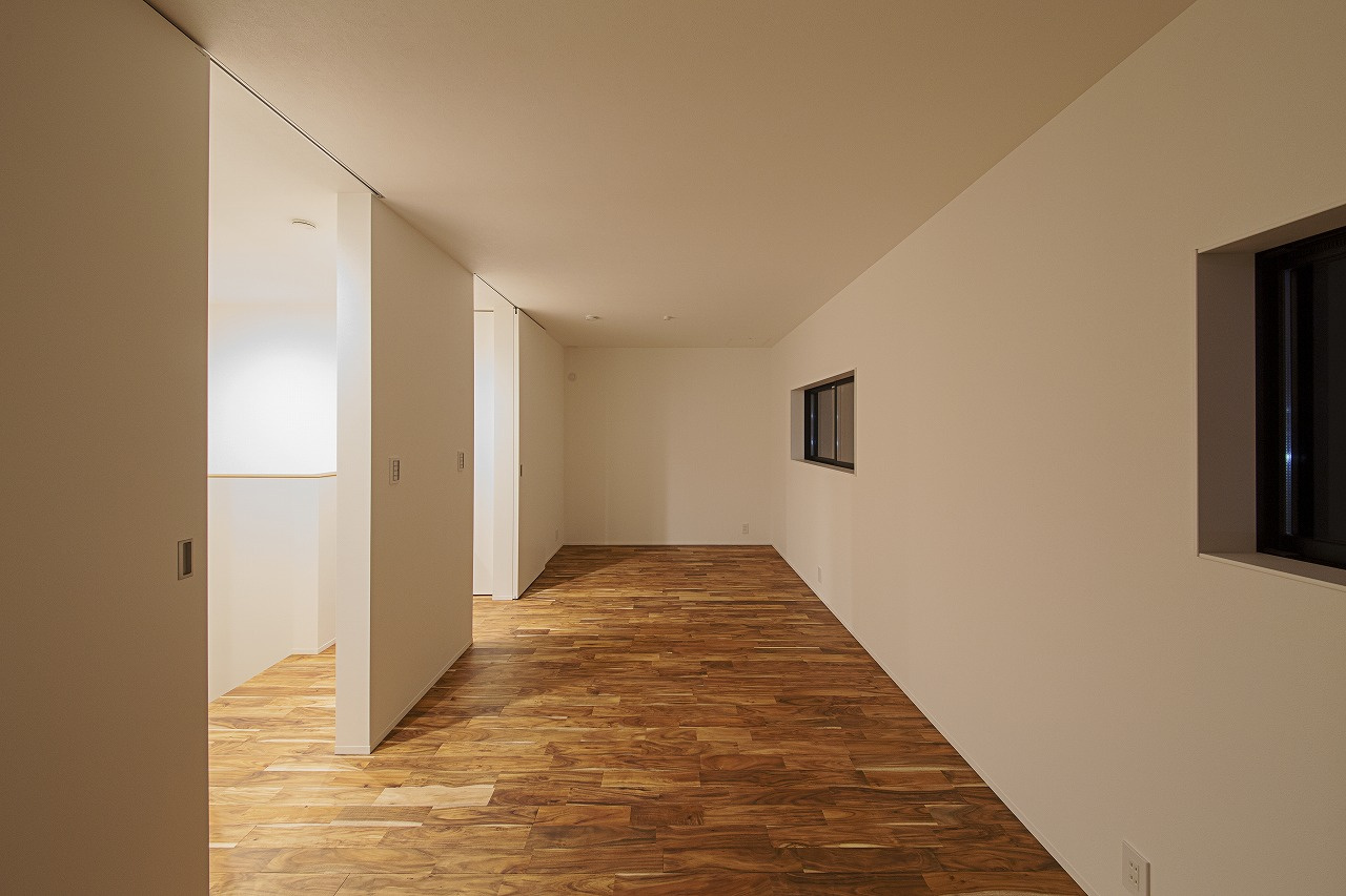 湖畔の雑木林に馴染んで佇む 上下完全分離型の二世帯住宅