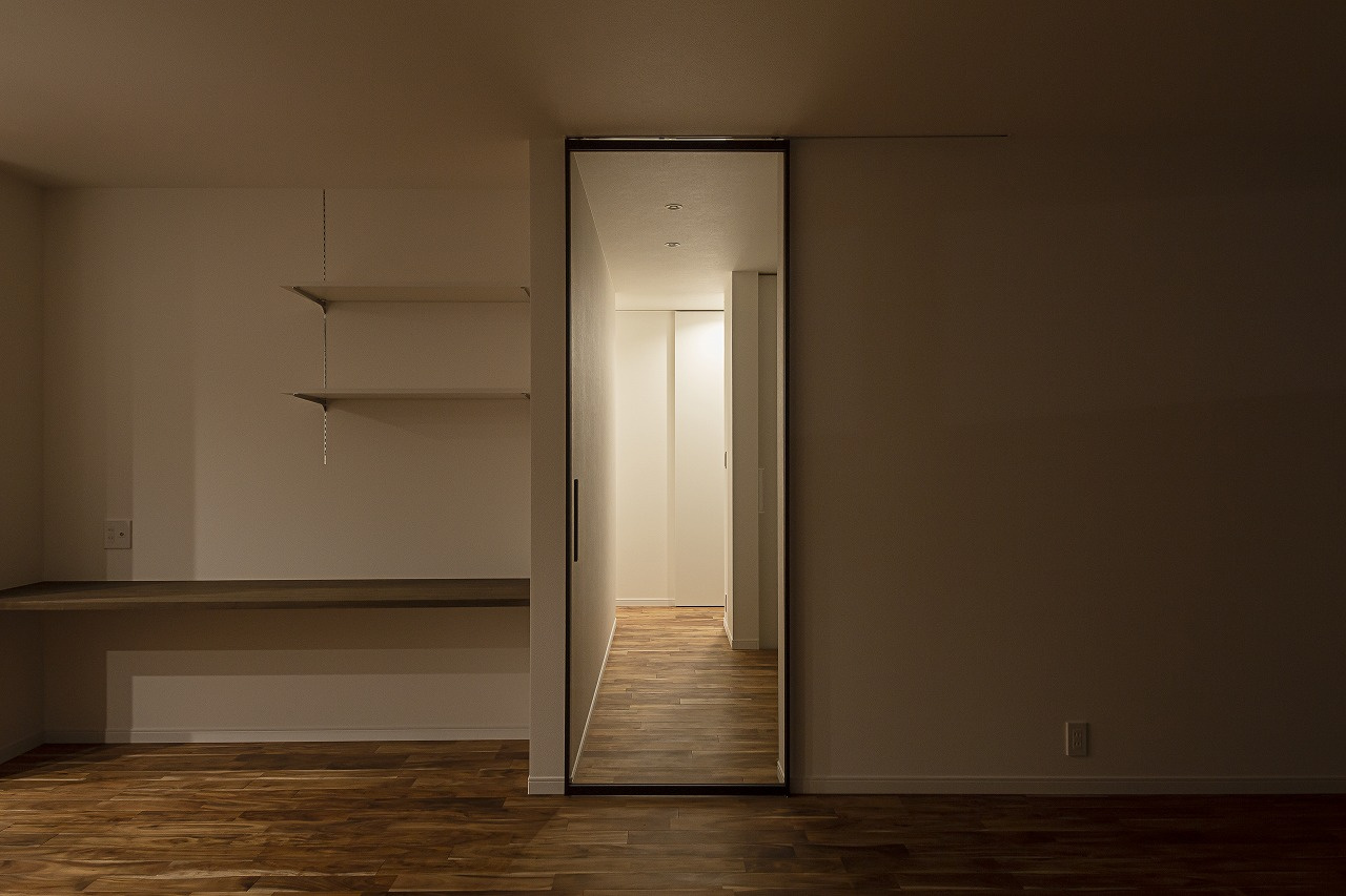 湖畔の雑木林に馴染んで佇む 上下完全分離型の二世帯住宅