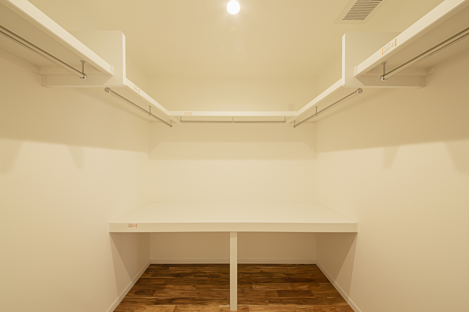 湖畔の雑木林に馴染んで佇む 上下完全分離型の二世帯住宅