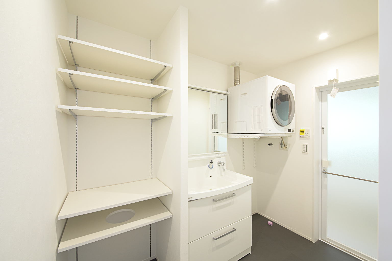 湖畔の雑木林に馴染んで佇む 上下完全分離型の二世帯住宅