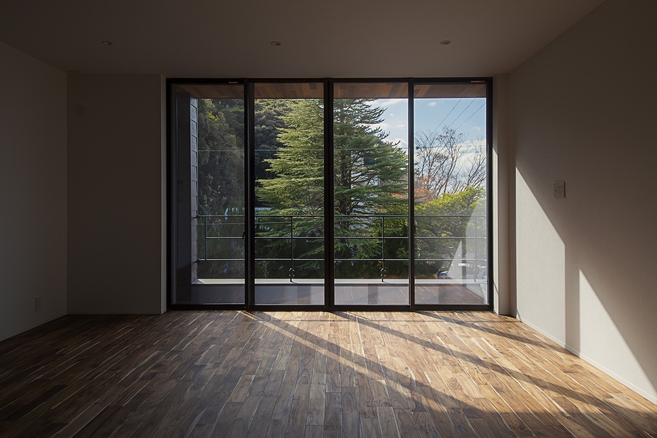 湖畔の雑木林に馴染んで佇む 上下完全分離型の二世帯住宅