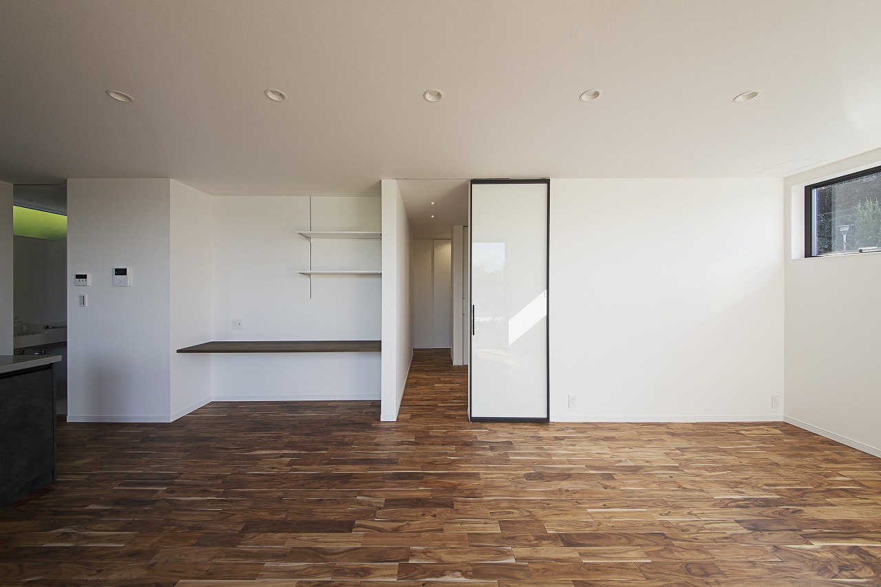 湖畔の雑木林に馴染んで佇む 上下完全分離型の二世帯住宅