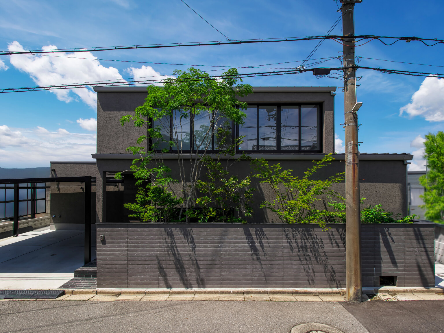外へ開きすぎず、暮らしの中心をやさしく包み込むような住まい