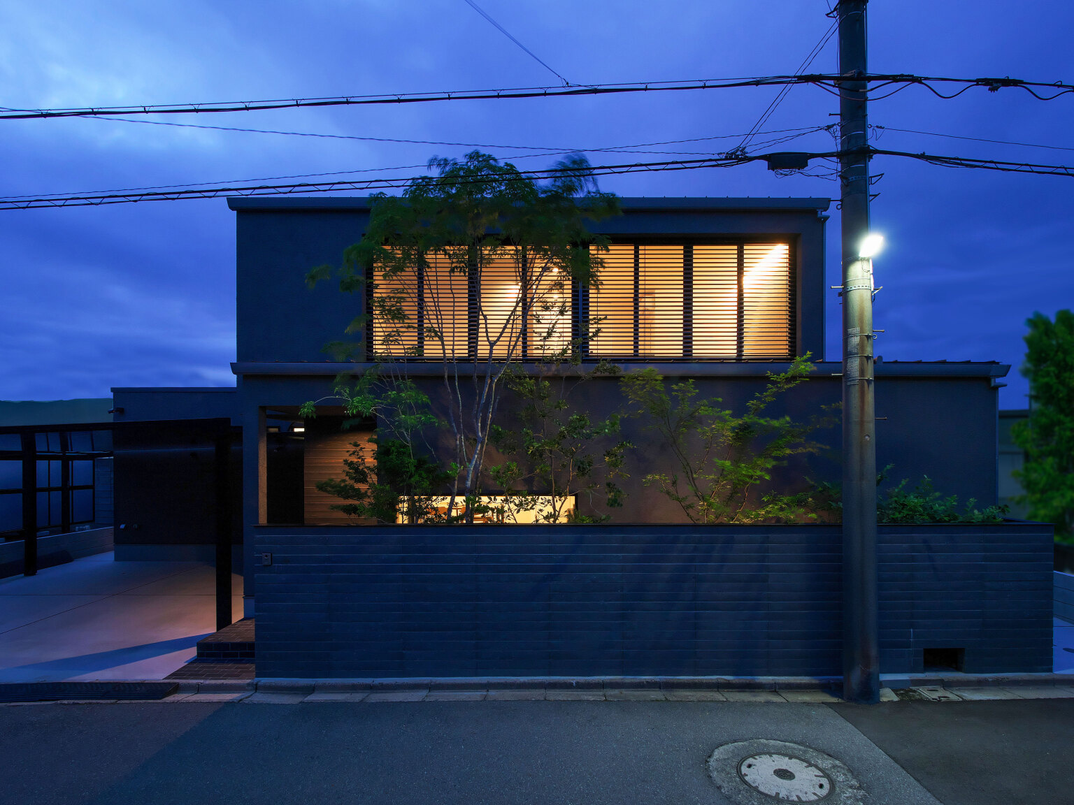 塀でプライバシーを確保しながらも、植栽越しに内部の光が感じられる設計