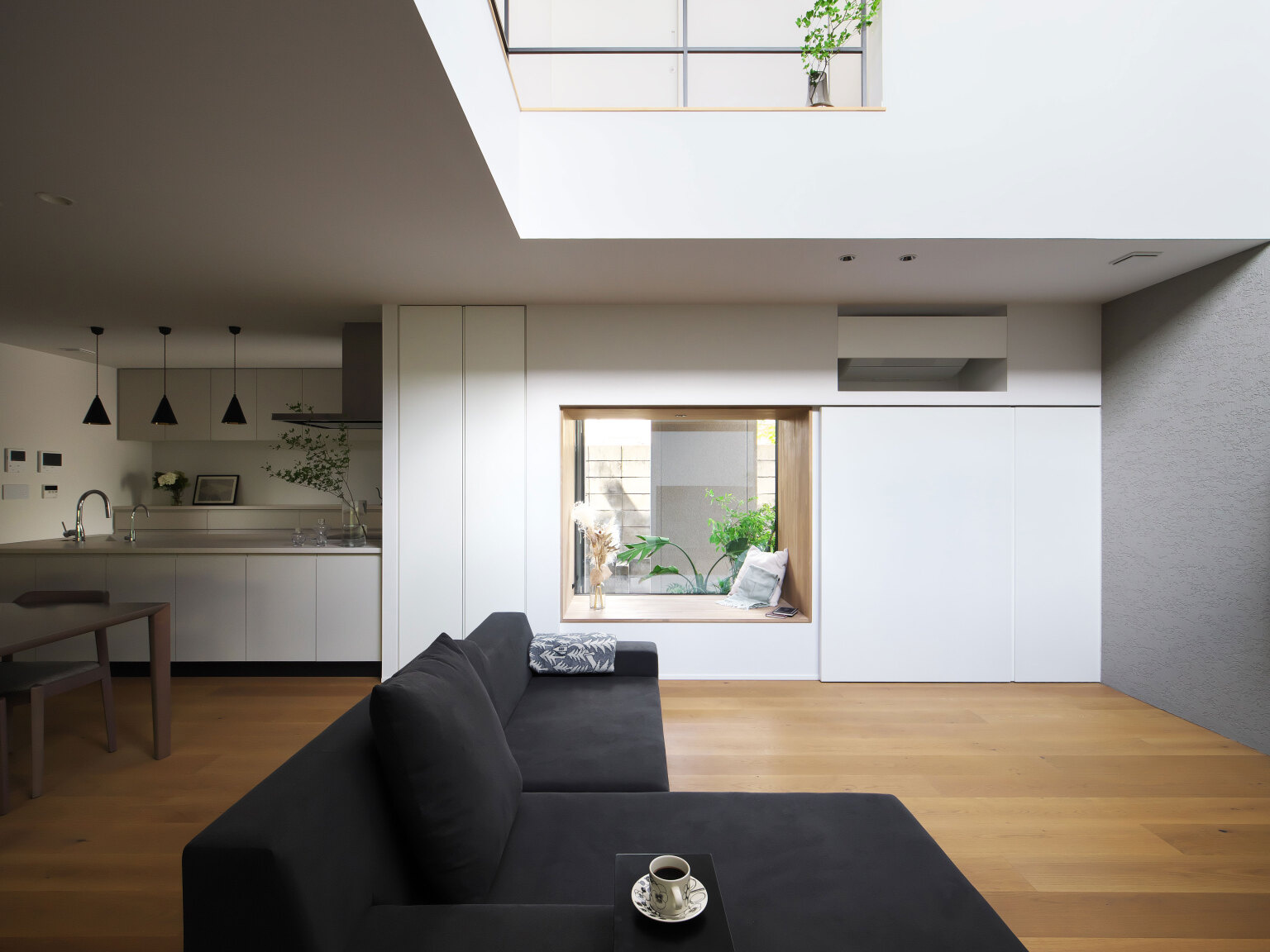 吹き抜けの光とウィンドウベンチが、暮らしに穏やかな時間をもたらすLDK