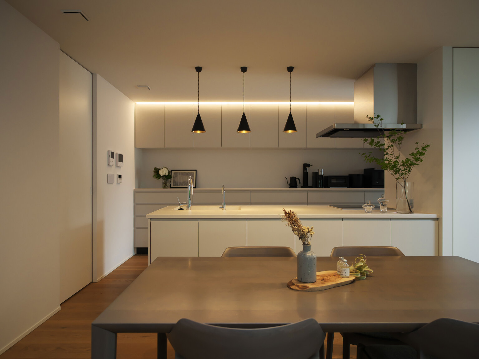 柔らかな光と直線美が映える、ミニマルなキッチン