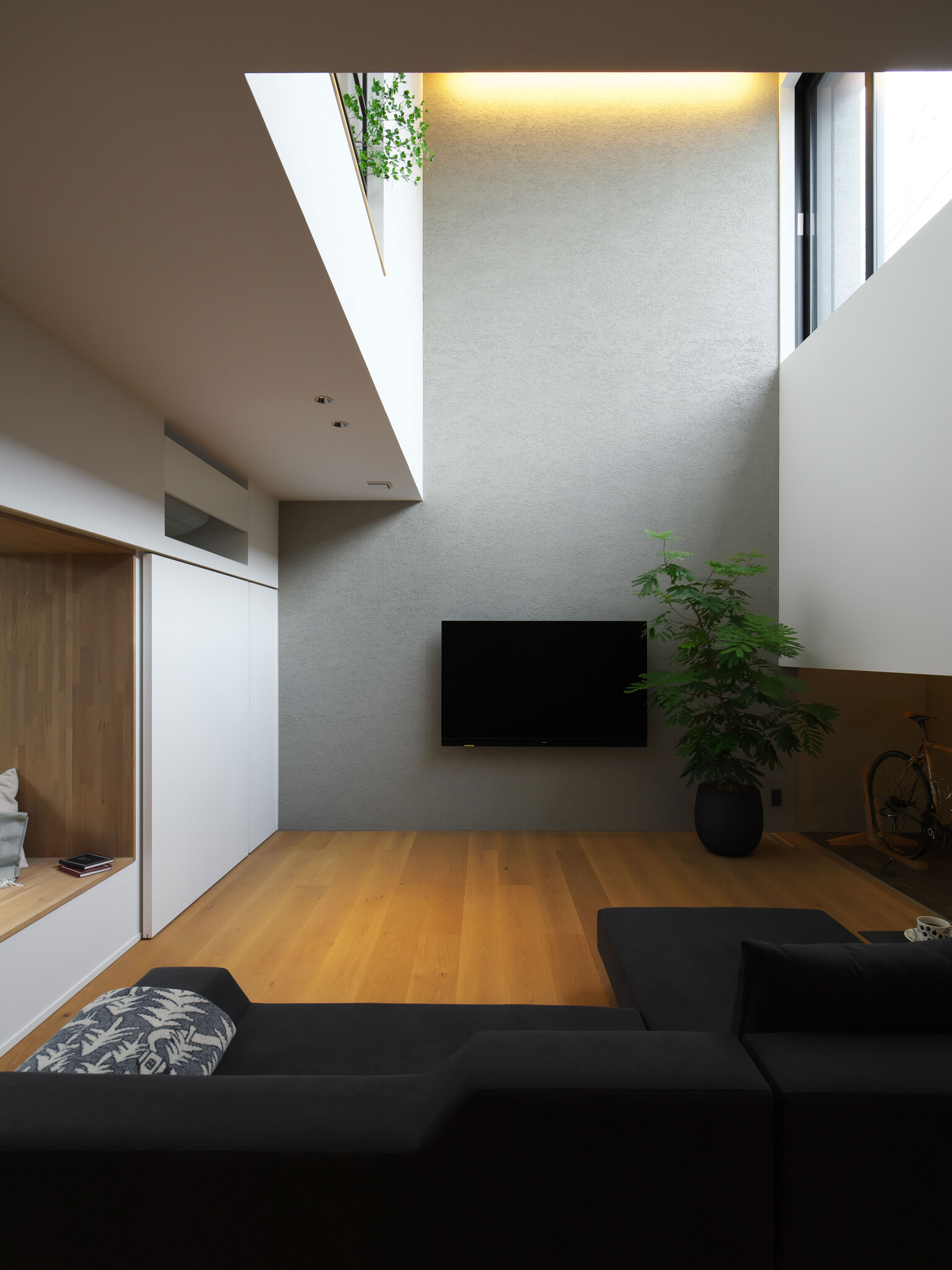 外壁と同じくミーティア仕上げのテレビ背面壁