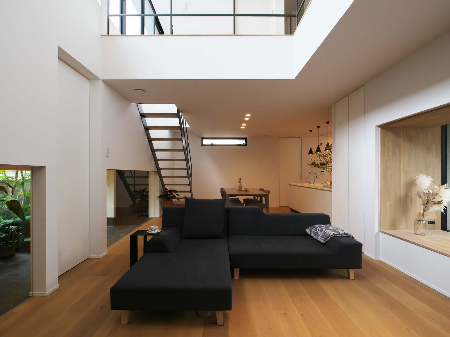 南面上部に設けた窓はリビングから階段上部まで続き、家の奥まで自然光で明るく