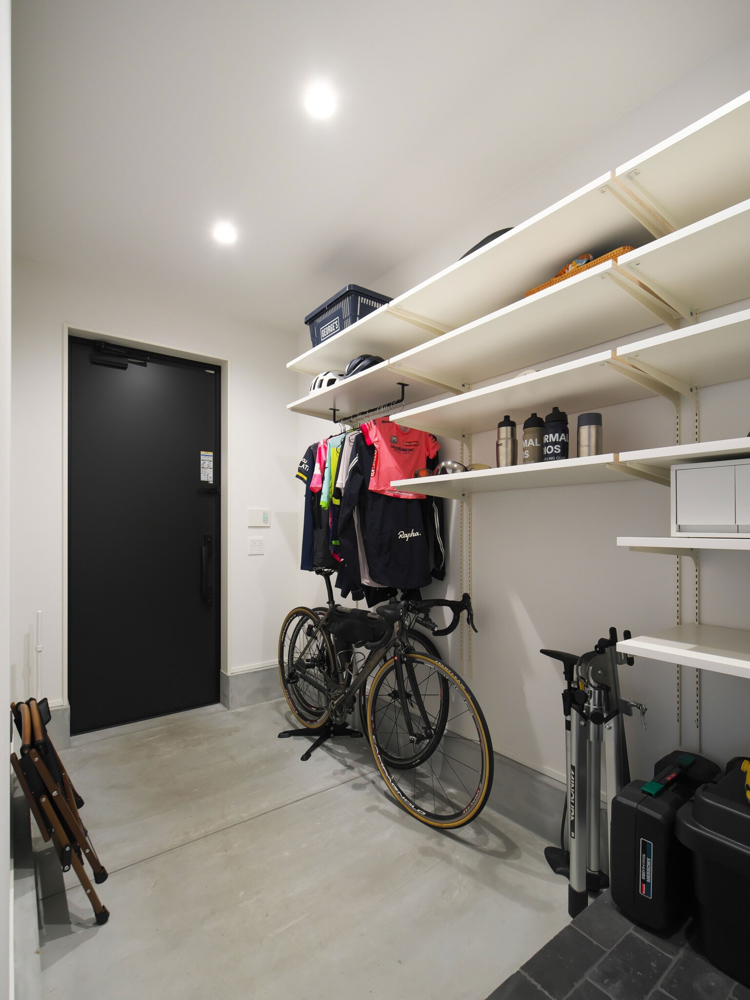 ホールの奥にはロードバイク部屋