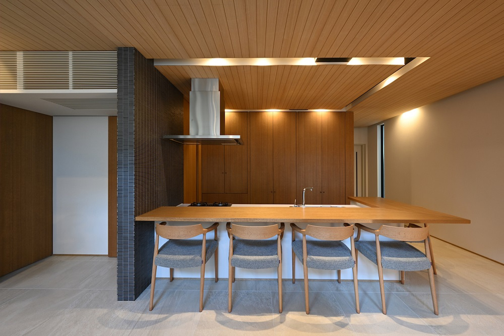 【大阪】ステップダウンしたフロアのカウンターテーブルと一体化したキッチン