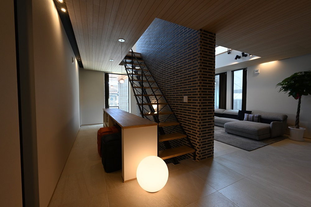 【大阪】空間を緩やかに仕切るタイル壁に面したスタディーコーナー