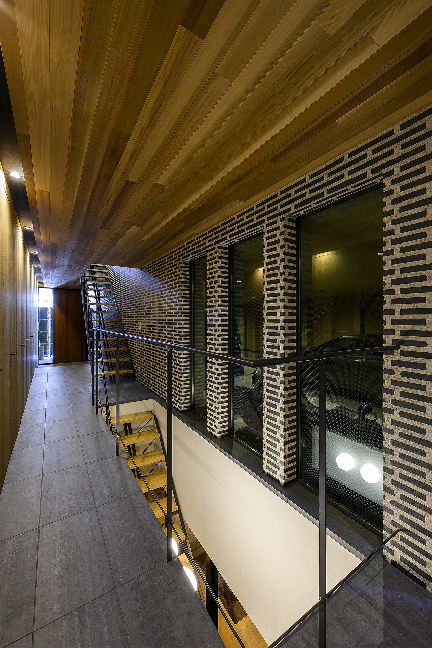 【大阪】玄関・廊下に隣接して愛車を眺められるガレージハウス