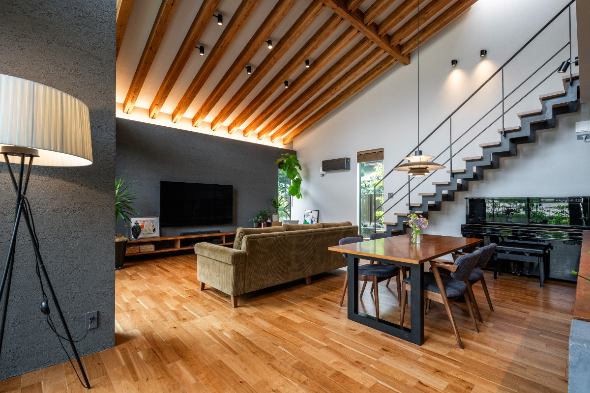 【大阪】剥き出しの梁が特徴のリビング