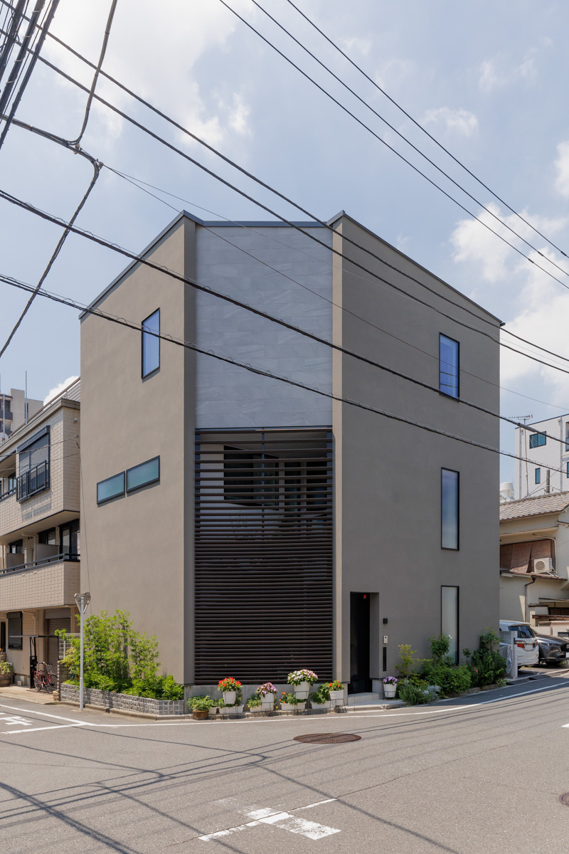 都市の角地に映える、シャープで上質な佇まい