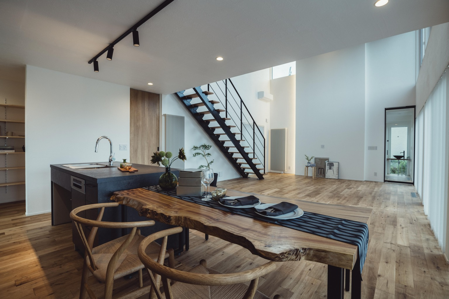 キッチンダイニングから見渡せるリビング