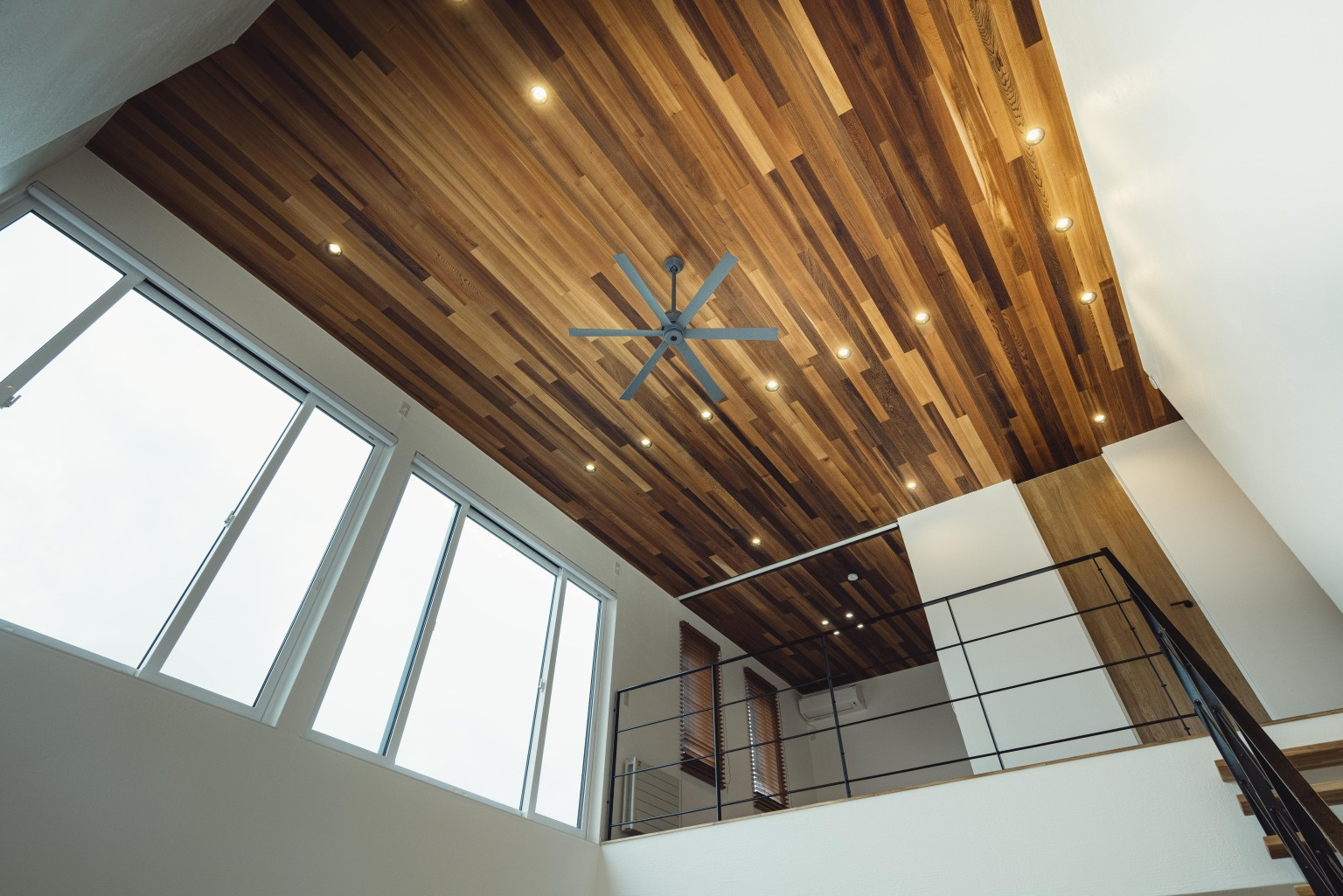 木張りの吹き抜け高天井