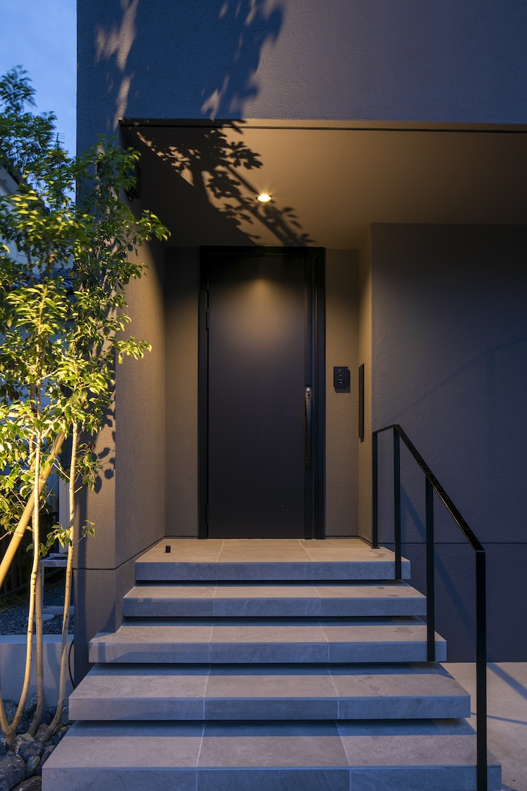 植栽の影が陰影を生み出す