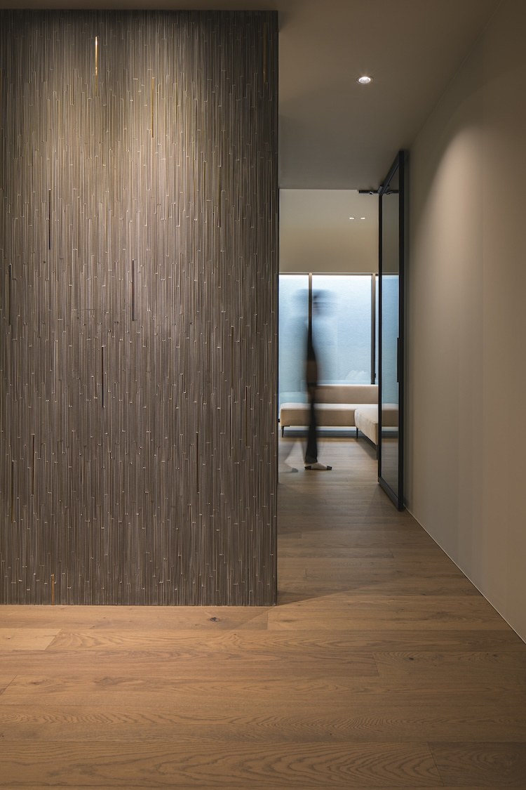 玄関を開けると特徴的なタイルが迎える