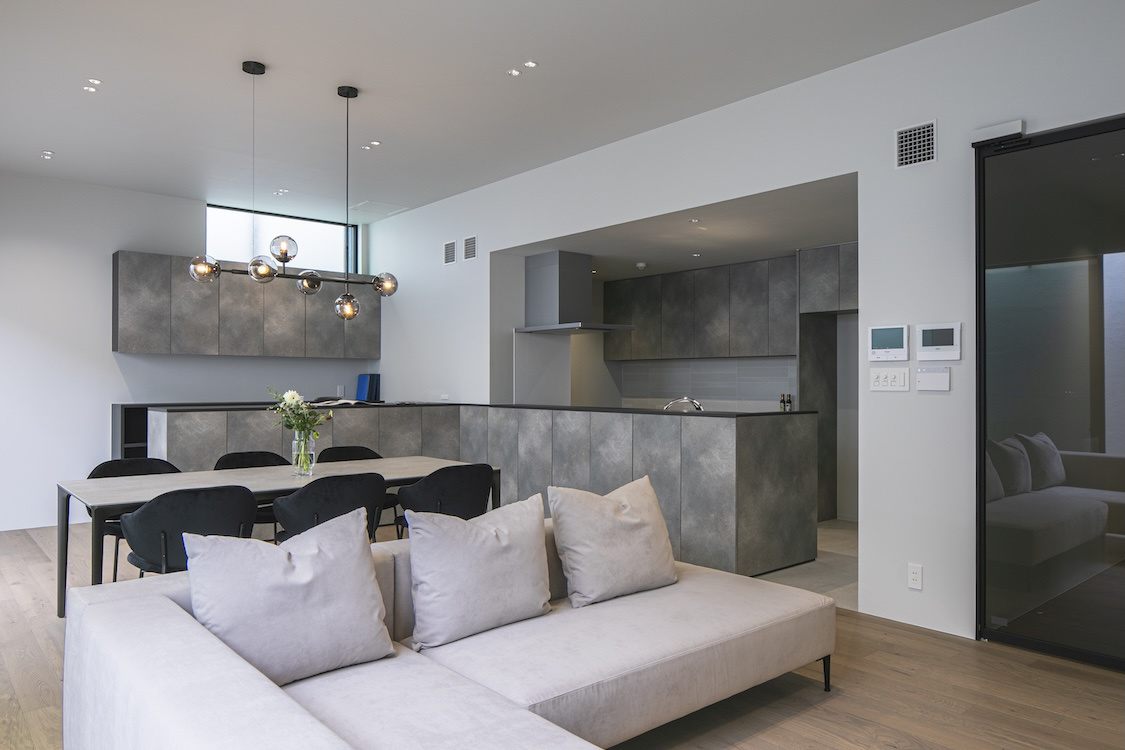 リビングとダイニングを見渡せるキッチン